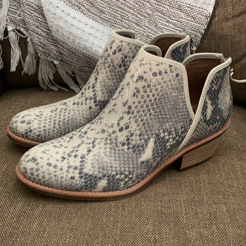 Sofft Sz 9.5 cream and gray snake skin booties